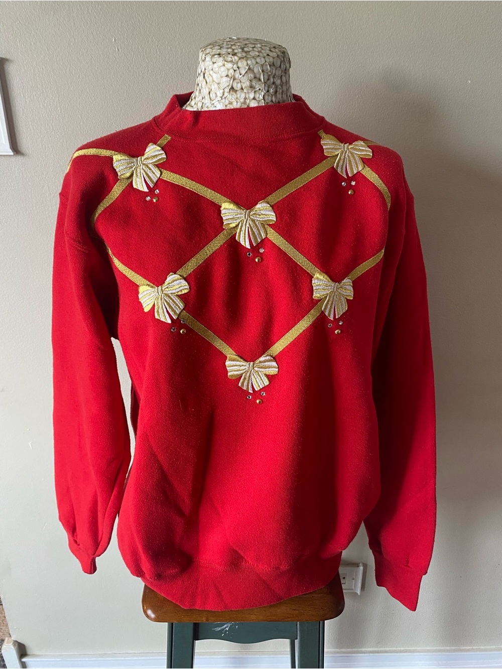 Vintage 90s Festive Red screen with Gold Bow Appliqués